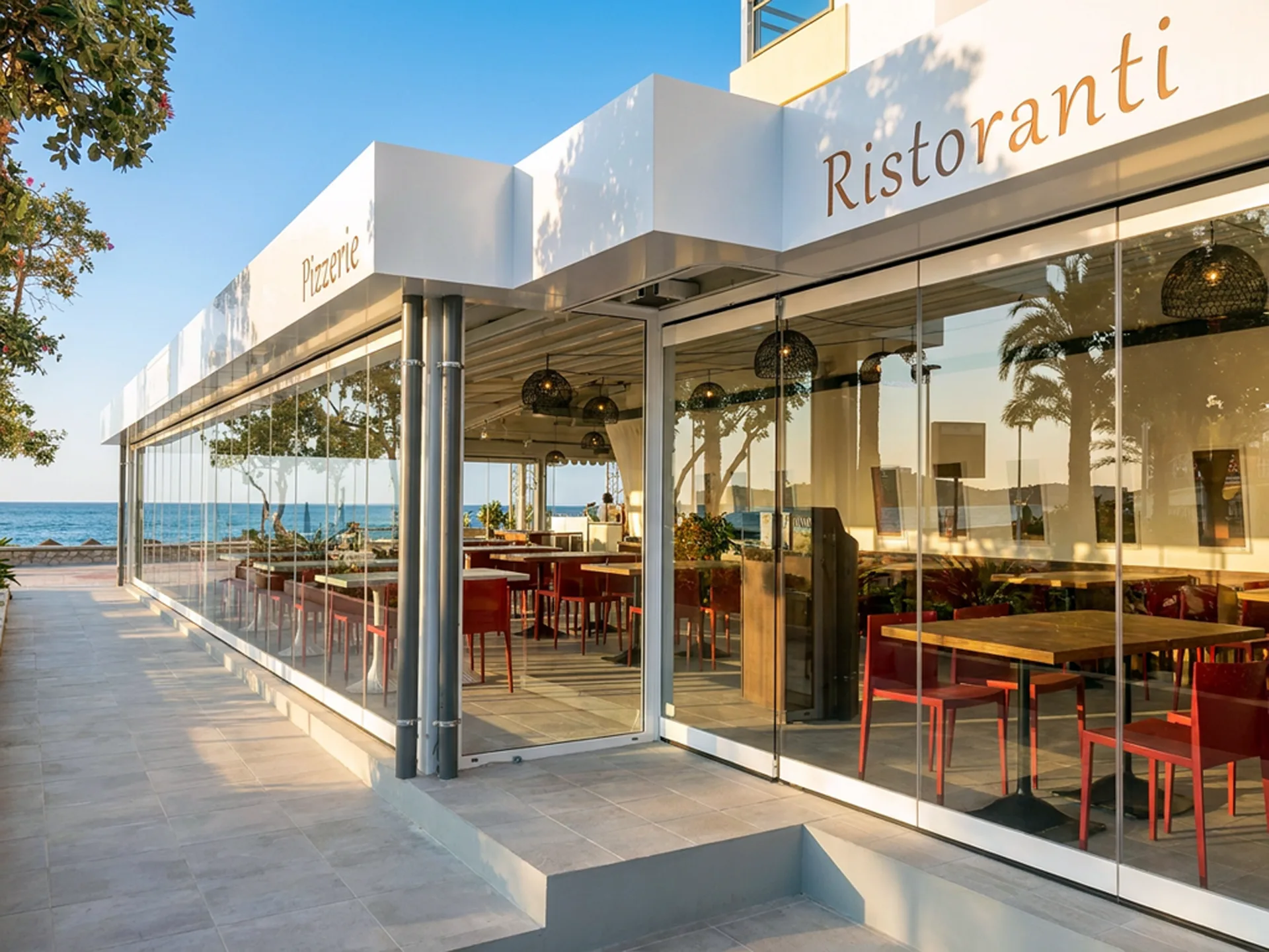 Acceso acristalado de un restaurante frente al mar