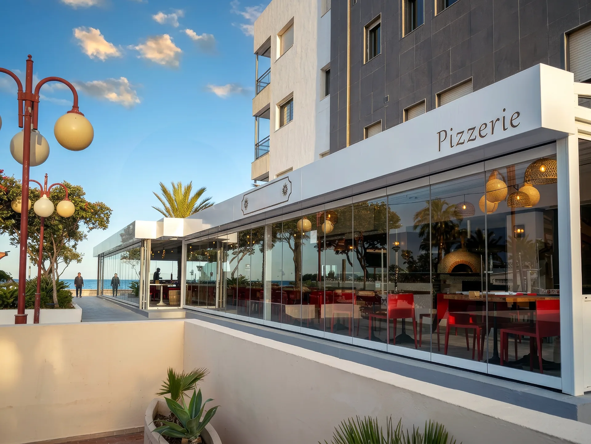 Terraza de restaurante protegida con paneles de cristal