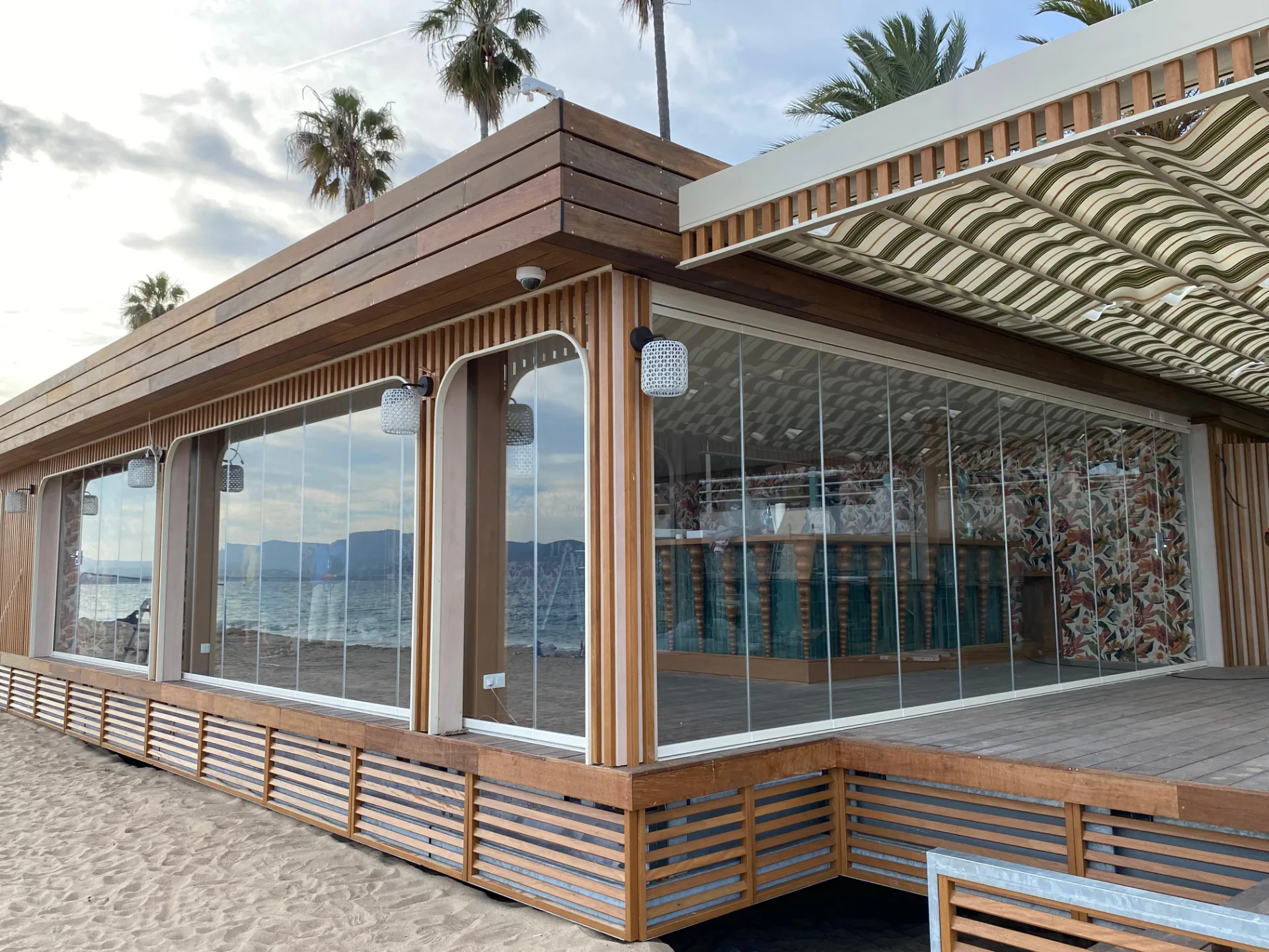 Cerramiento exterior de cristal en una terraza cubierta