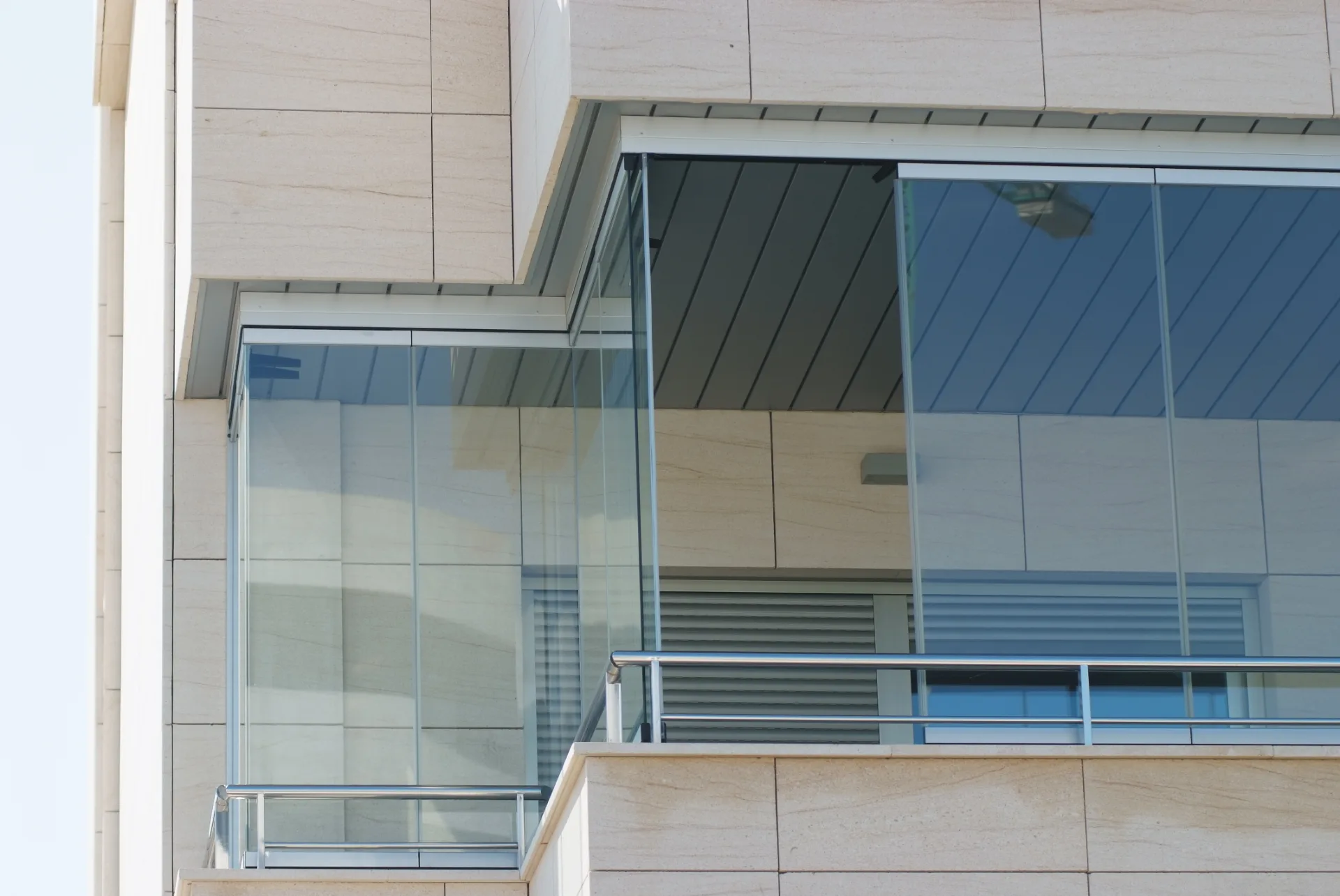 Cortina de cristal instalada en el balcón de una vivienda