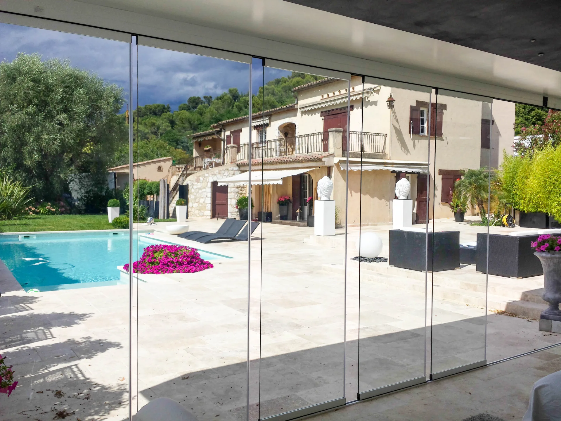 Paneles de cristal junto a una piscina exterior
