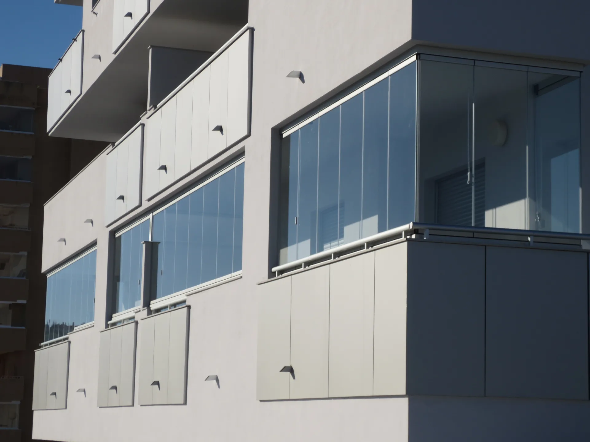 Cerramiento de cristal integrado en una fachada residencial