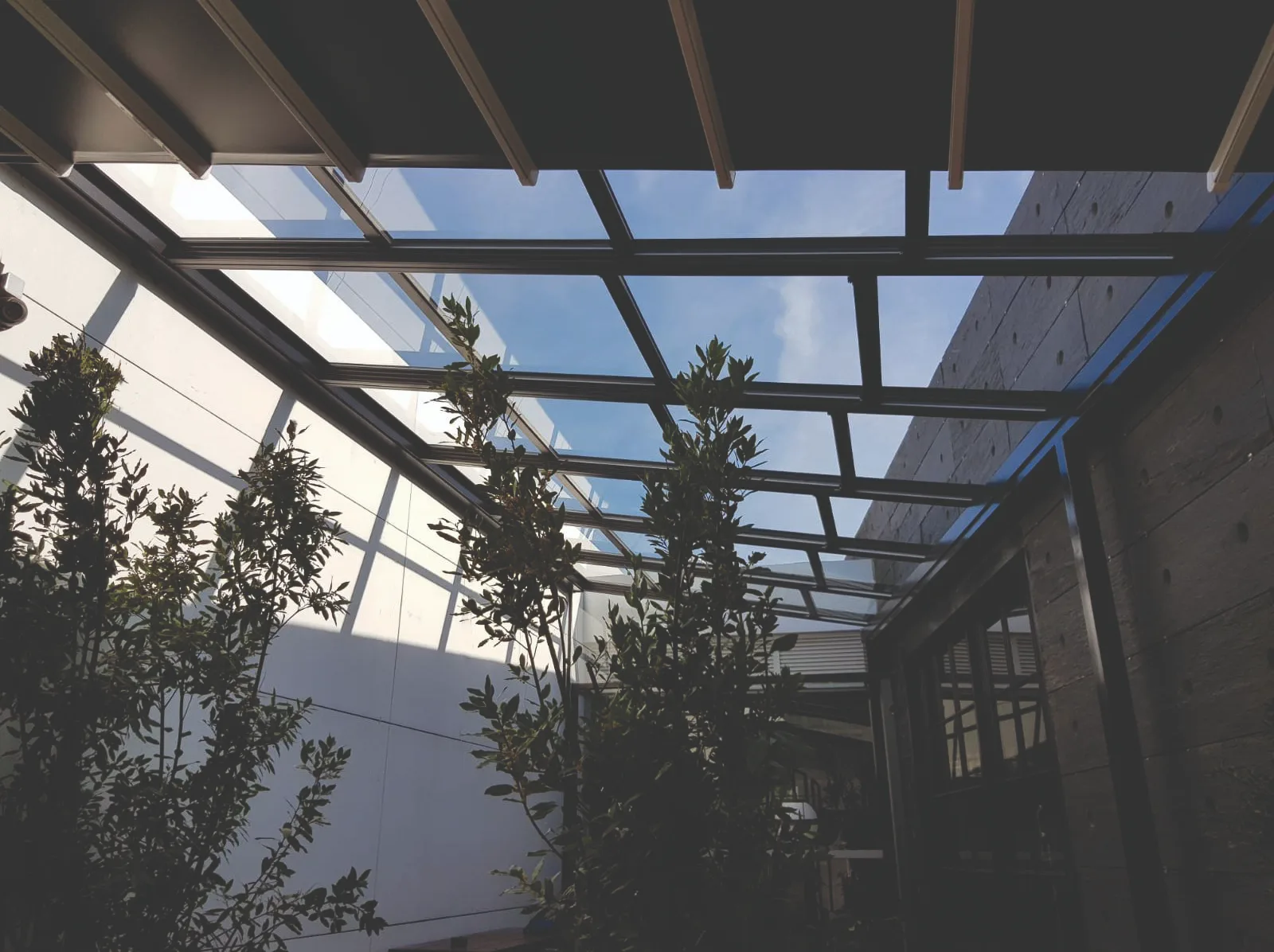 Techo móvil de cristal cubriendo un patio interior