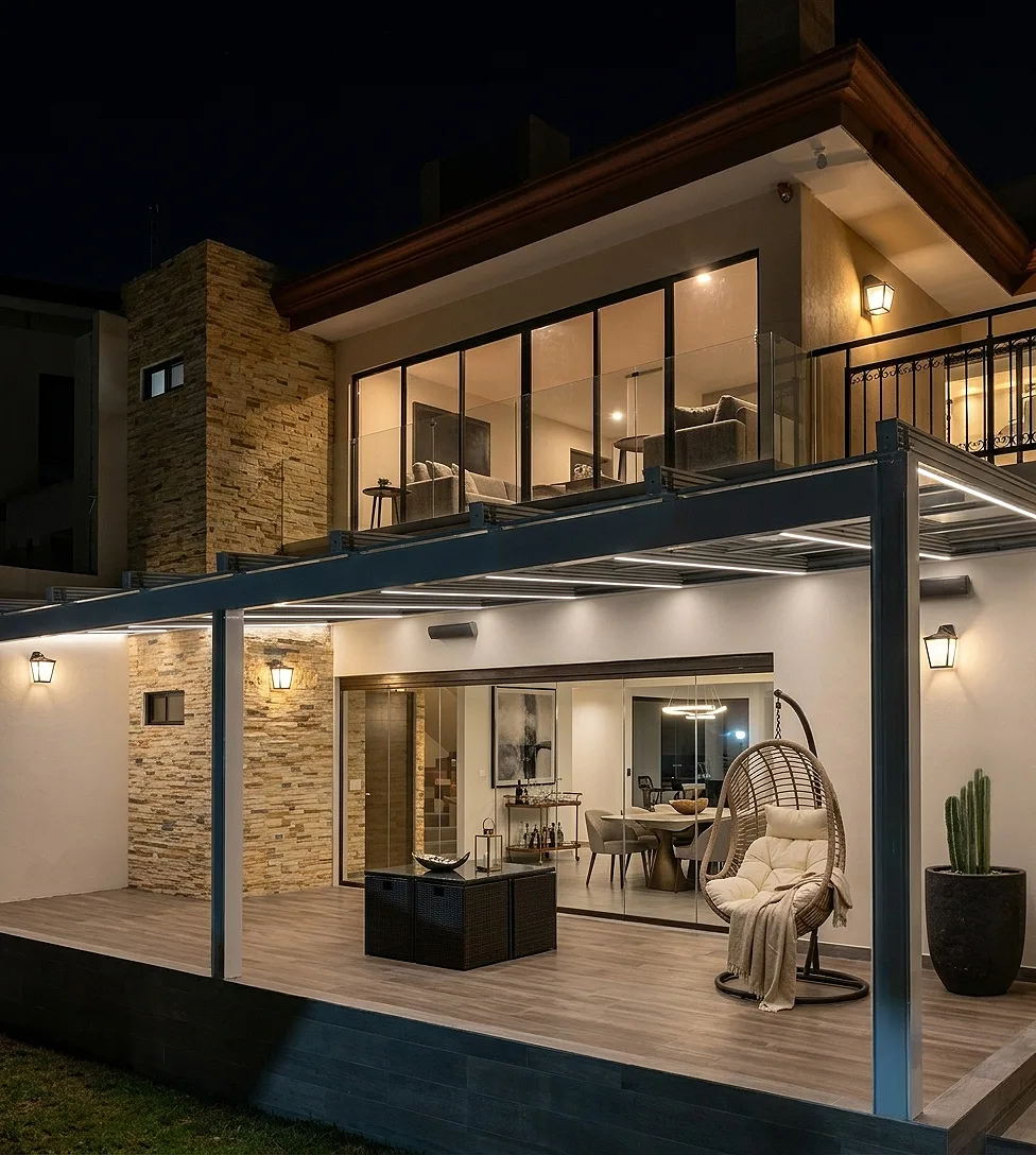 Techo móvil iluminado en la terraza de una vivienda por la noche