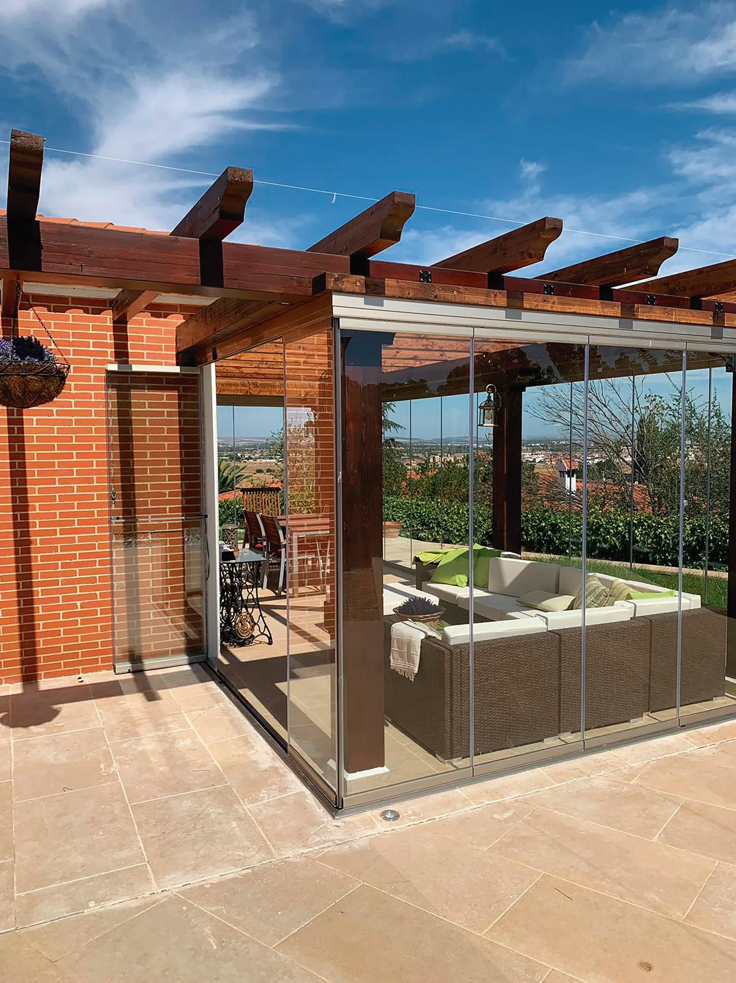 Comedor de jardín cerrado con cristal y estructura de madera